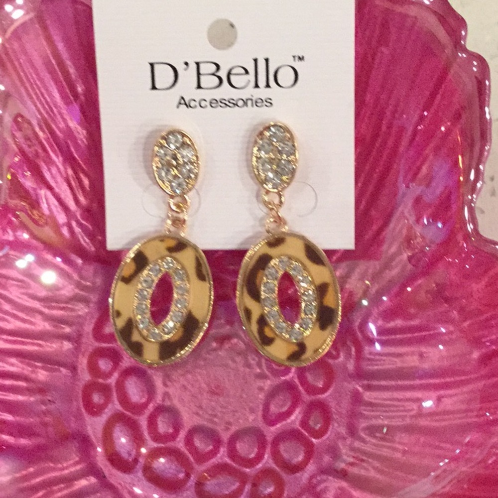 🐆NWT Stylish Leopard / Goldtone Lightweight Pierced Style Hanging Earrings 🐆